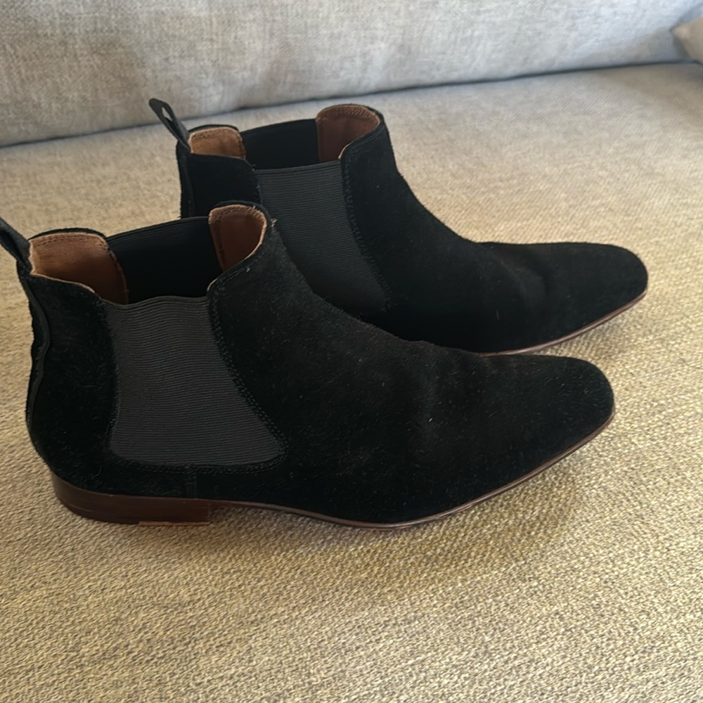 Men’s size 9 suede chelsea boots